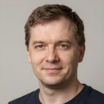 Улыбающийся клиент Артем Волков получил микрозайм для студентов и безработных в компании Взять Микрозайм