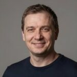 Улыбающийся клиент Дмитрий Козлов получил быстрый микрозайм для студентов и безработных в компании Взять Микрозайм